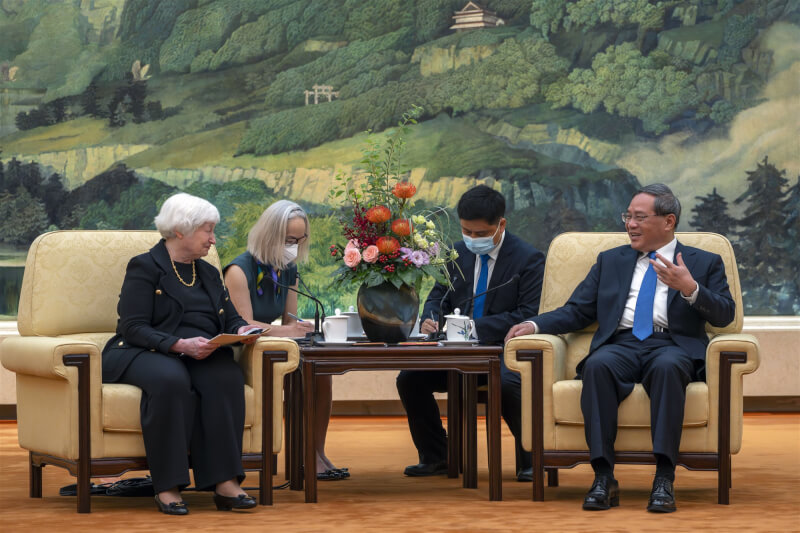 美國財政部長葉倫（前左）7日在北京會晤中國國務院總理李強（前右）。（美聯社）