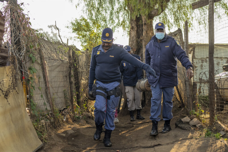 南非豪登省貧民窟發生有毒氣體洩漏事件。圖為警方6日拆除非法採礦者使用的氣體鋼瓶。（美聯社）