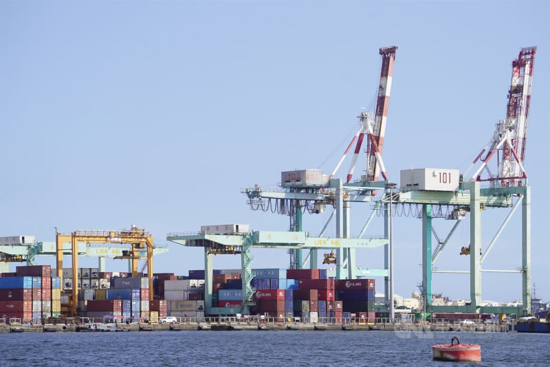 財政部7日公布6月出口323.2億美元、年減23.4%，連續10個月負成長。圖為高雄港區一景。（中央社檔案照片）