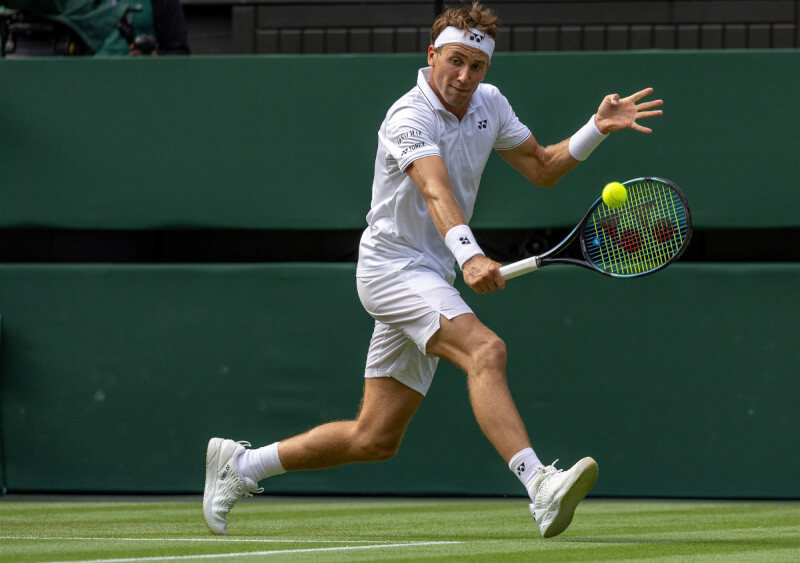 挪威網球好手路德（圖）6日在溫網男單第2輪賽事，不敵持外卡參賽的英國選手布羅迪，宣告出局。（圖取自twitter.com/Wimbledon）