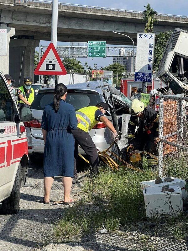 45歲范姓女子7日駕駛休旅車搭載陳姓丈夫、16歲與12歲兒子行經南投縣名間鄉，遭後方李姓女子駕車追撞，休旅車失控衝到對向車道，又遭砂石車閃避不及碰撞，休旅車最後撞上路邊停下，猛烈撞擊力道導致車體嚴重變形，車內後座乘客、16歲陳姓少年救出送醫不治，車內另3人及肇事李女受傷送醫。（林儒暘提供）中央社記者蕭博陽南投縣傳真  112年7月7日