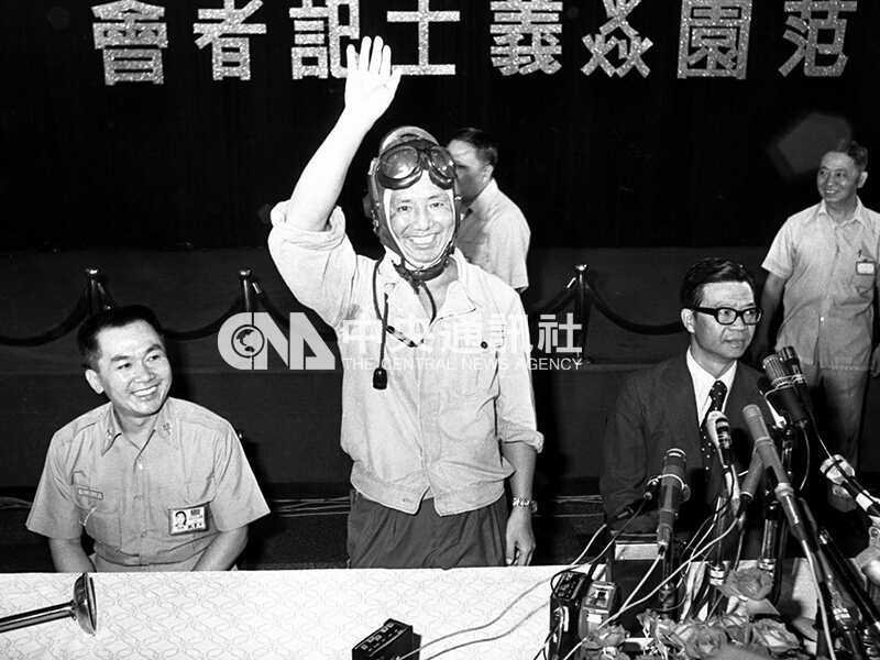 范園焱在台北市三軍軍官俱樂部舉行記者會，報告他投奔自由的經過。（中央社檔案照片）