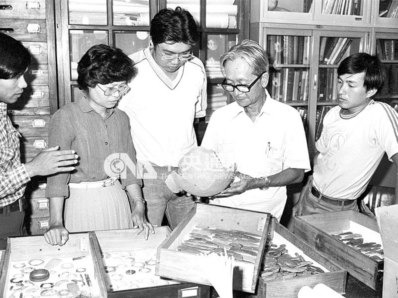 1980年，台大人類學系教授宋文薰（右2）與副教授連照美（左2）與學生整理出土的台東卑南文化文物。（中央社檔案照片）