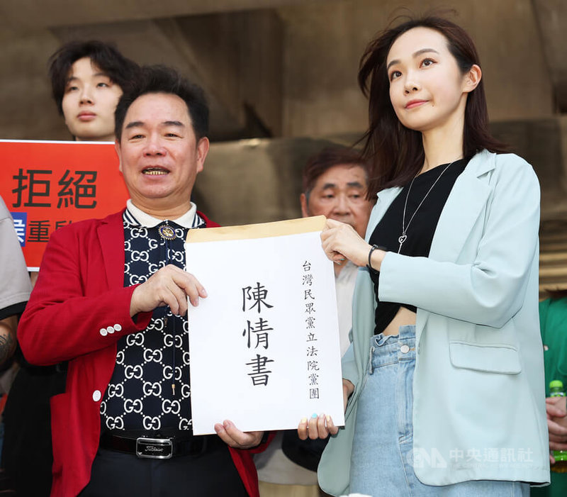 台北市女子美容商業同業公會理事長陳德生(前左)7日上午率美容美髮業者至立法院表達反服貿心聲,並向台灣民眾黨立法院黨團副主任兼發言人楊寶楨(前右)等各黨團代表遞交陳情書。中央社記者趙世勳攝 112年7月7日