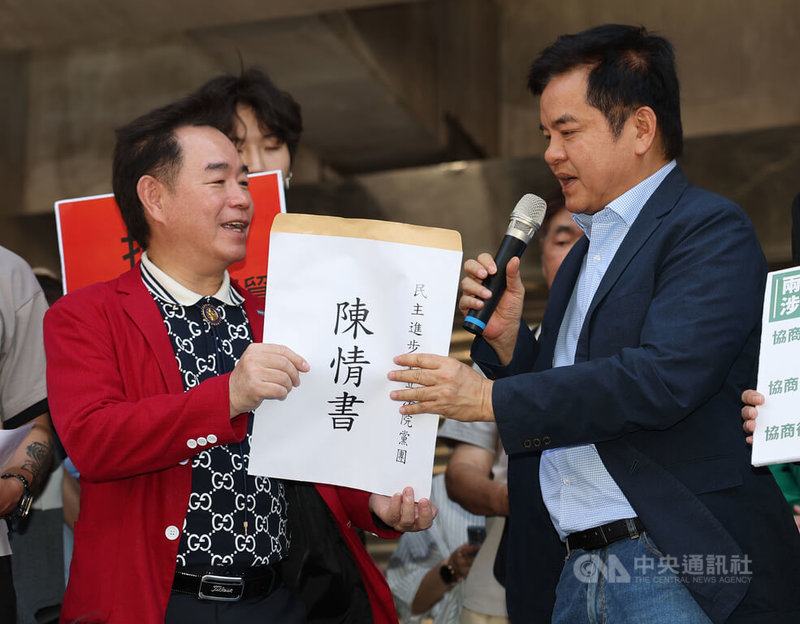 台北市女子美容商業同業公會理事長陳德生(前左)7日上午率美容美髮業者至立法院表達反服貿心聲,並向民進黨立法院黨團書記長莊瑞雄(前右)等各黨團代表遞交陳情書。中央社記者趙世勳攝 112年7月7日