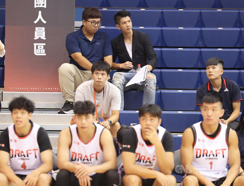 台灣職籃T1聯盟選秀體測會8日在台灣藝術大學登場,台南台鋼獵鷹隊總經理錢韋成(後右)到場觀察球員表現。中央社記者趙世勳攝 112年7月8日