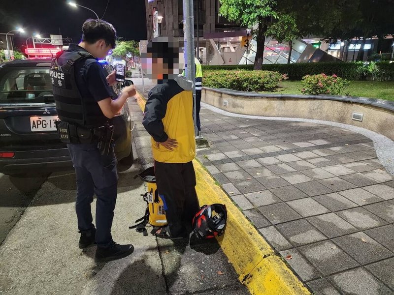 一名日籍男留學生日前在新北市五股山區騎機車不慎滑落山溝且迷路，警方據報前往救援及協助尋獲機車，並載送男留學生到捷運站搭車返家。（警方提供）中央社記者黃旭昇新北傳真  112年7月8日