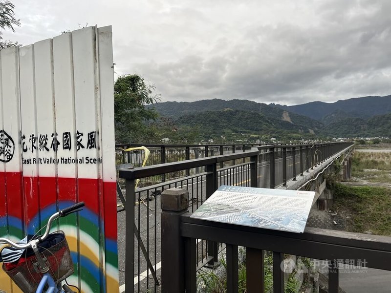 花蓮縣玉里鎮玉富自行車道的玉富舊鐵橋段，111年因918台東強震後受損封閉至今，中央挹注經費，近日已動工修復，預計113年6月完工。中央社記者張祈攝  112年7月8日