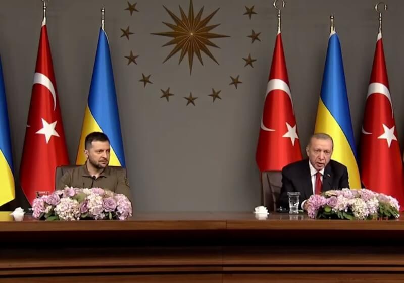 烏克蘭總統澤倫斯基（左）7日訪問土耳其，與土耳其總統艾爾段（右）召開聯合記者會。（圖取自facebook.com/RTErdogan）