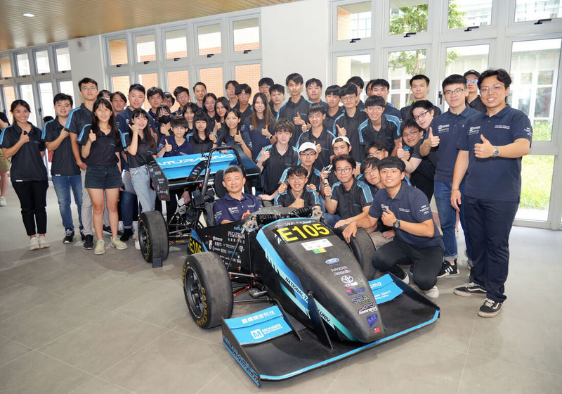 台灣大學賽車隊8日舉辦第4代電動賽車Epsilon 4發表會，團隊指出，Epsilon 4比起前代，車重更輕、車輛結構強度更強，也增加底板及防傾桿以增強穩定性，最高時速可達每小時96公里，將挑戰台灣盃學生方程式聯賽（FST）。（台大提供）中央社記者陳至中傳真  112年7月8日