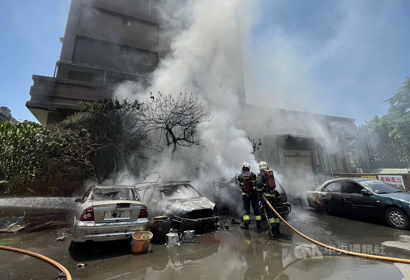 新北市汐止區汐萬路二段一處空地8日中午發生疑4輛報廢汽車自燃火警，消防局獲報立即派員到場搶救，幸無人傷亡。（翻攝畫面）中央社記者黃旭昇新北傳真  112年7月8日