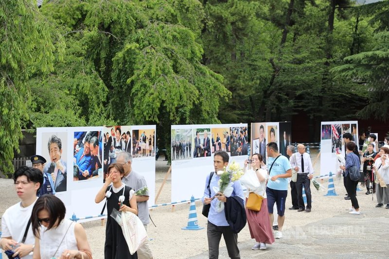 日本前首相安倍晉三逝世一週年，日本執政黨自民黨與安倍家族8日在東京增上寺合辦法會，8日下午開放一般民眾獻花。增上寺境內立著安倍照片，供民眾追思。中央社記者楊明珠東京攝  112年7月8日