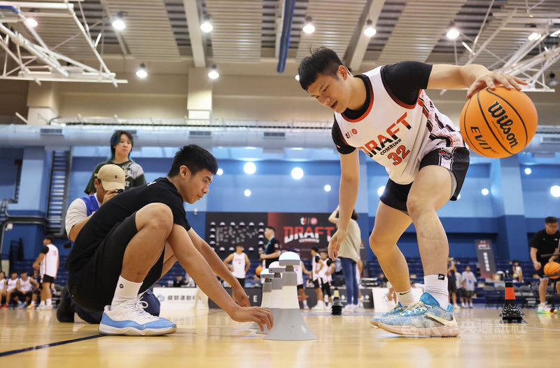 台灣職籃T1聯盟選秀體測會8日在台灣藝術大學登場,來自政治大學的球員林勵(前右)進行基本運球靜態測驗,力拚好表現。中央社記者趙世勳攝 112年7月8日