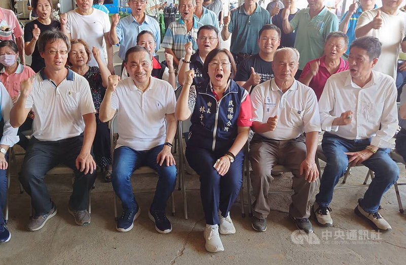 國民黨總統參選人侯友宜（前左2）8日下午到嘉義縣民雄鄉旺萊山與當地農民座談，國民黨禮讓參選嘉義縣山區立委的前立委林國慶（前右）也出席與會。中央社記者蔡智明攝  112年7月8日