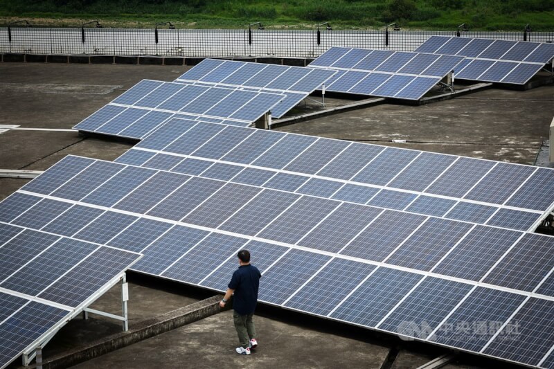 為增加綠電規模,鴻海土城總部虎躍廠規劃擴大太陽能發電密度和裝置容量,預估今年底規模將從原有65.3kW提高至716kW,未來多出來的裝置容量可發電自用,取得綠電憑證。圖為鴻海土城總部頂樓設置太陽能板。中央社記者王騰毅攝 112年7月8日