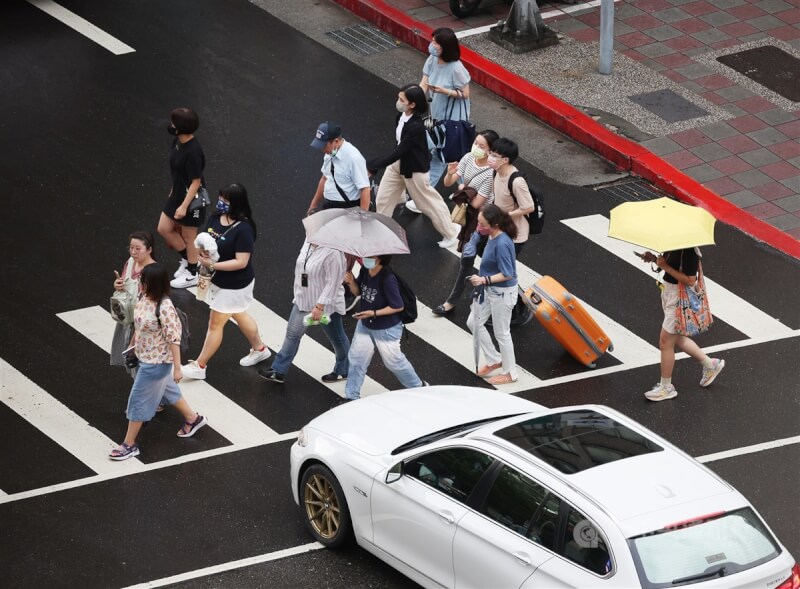 交通部統計，5月1日至6月30日「路口不停讓行人」的取締高達近4萬件。圖為台北市中山區民眾快步通過路口，一旁車輛停等禮讓。（中央社檔案照片）