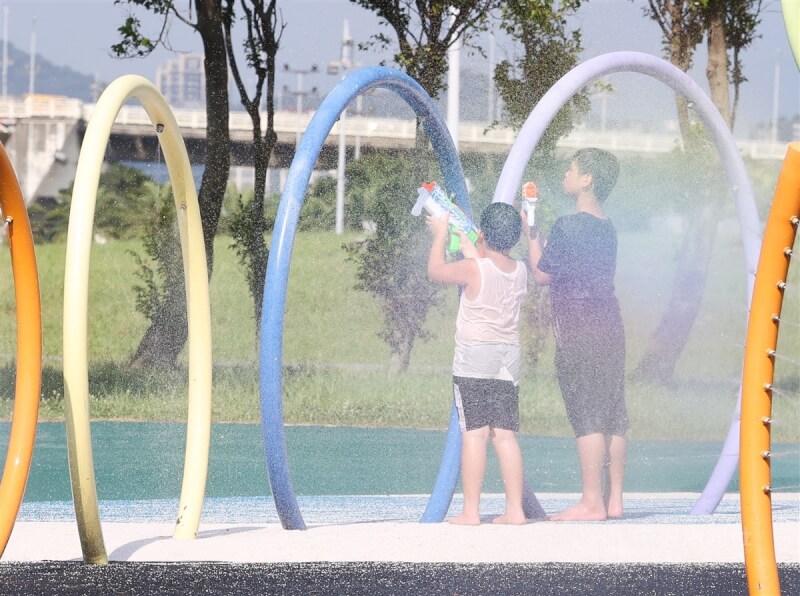 全台8日仍是晴朗炎熱的天氣，台北盆地及花蓮縱谷上看攝氏38度。圖為小朋友在台北大佳河濱公園戲水消暑。（中央社檔案照片）