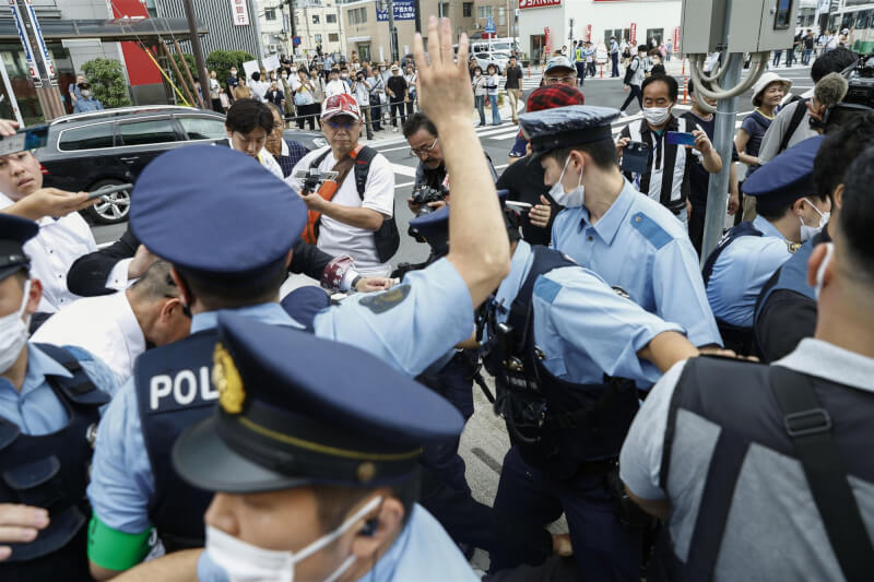 日本前首相安倍晉三遭槍擊身亡8日屆滿一週年，民眾相繼前往事發地點獻花悼念，現場有男子持管狀可疑物體遭警方制伏。（共同社）