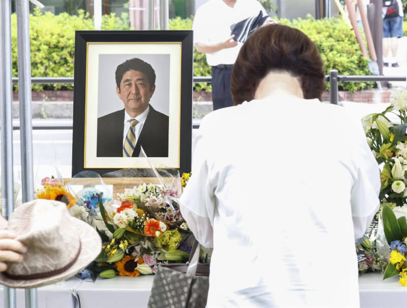 日本史上在位最長的前首相安倍晉三遭槍擊身亡屆滿一週年，民眾8日赴事發現場獻花悼念。（共同社）