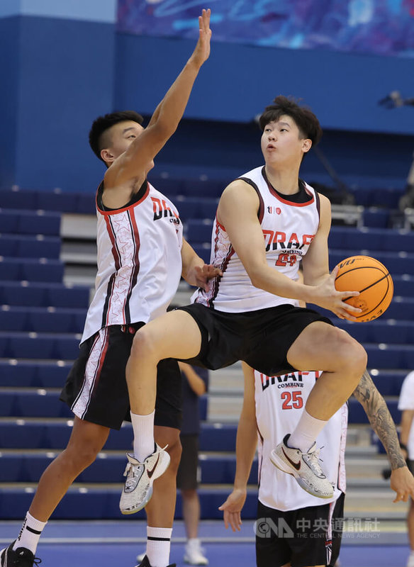 台灣職籃T1聯盟新秀測試會8日在台灣藝術大學登場,下午安排分組對抗賽,讓新秀球員在場上交鋒,展現球技與各項能力。中央社記者趙世勳攝 112年7月8日