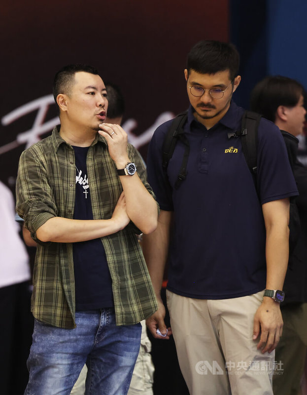 台灣職籃T1聯盟選秀體測會8日在新北市登場,各球隊代表到場關注球員表現,高雄全家海神執行長李偉誠(左)也現身場邊。中央社記者趙世勳攝 112年7月8日