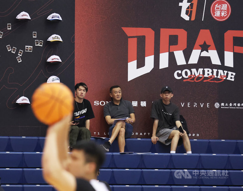台灣職籃T1聯盟選秀體測會8日在台灣藝術大學舉行,現場針對新秀球員進行靜、動態體能及技術測試等,桃園永豐雲豹技術顧問劉嘉發(後中)也到場關注球員表現。中央社記者趙世勳攝 112年7月8日