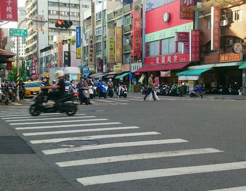 因應夏日酷熱氣候,高雄市交通局8日表示,市區幹道將機動調整非尖峰時段號誌秒數,擇社區、學校周邊次要道路縮短號誌週期,由150秒調降為120秒或設定半週期連鎖。(高雄市交通局提供)中央社記者洪學廣傳真 112年7月8日