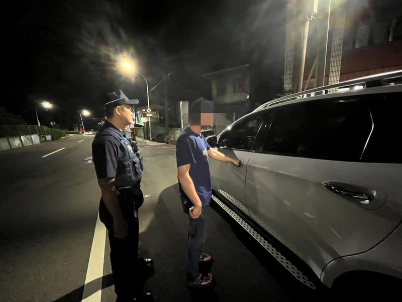 基隆市暖暖區金華街一處倉庫7日清晨發生火警，警方發現陳姓男子（右）涉嫌闖入倉庫行竊，過程中疑抽菸亂丟菸蒂引發火勢，8日將陳男拘提到案，詢後送辦。（讀者提供）中央社記者王朝鈺傳真  112年7月9日