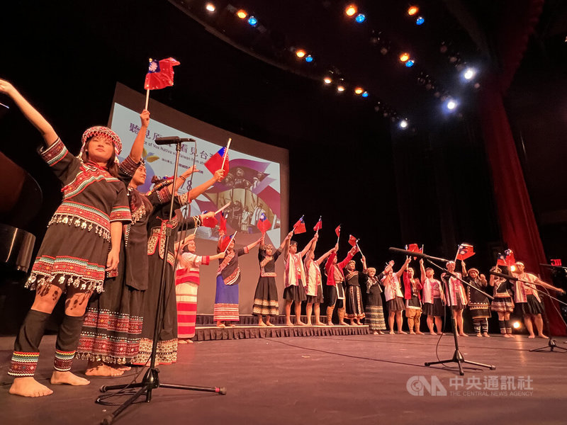 台灣原聲國際學院合唱團8日在紐約舉辦演唱會，20多名原住民高中生在活動尾聲揮舞中華民國國旗。中央社記者尹俊傑紐約攝  112年7月9日