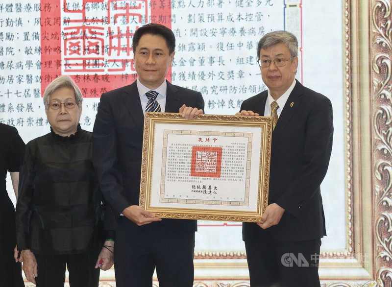 前台大醫院院長戴東原辭世,行政院長陳建仁(右)9日上午在台大醫學院出席追思會,並代表頒贈總統褒揚令,由家屬代表受贈。中央社記者張皓安攝 112年7月9日