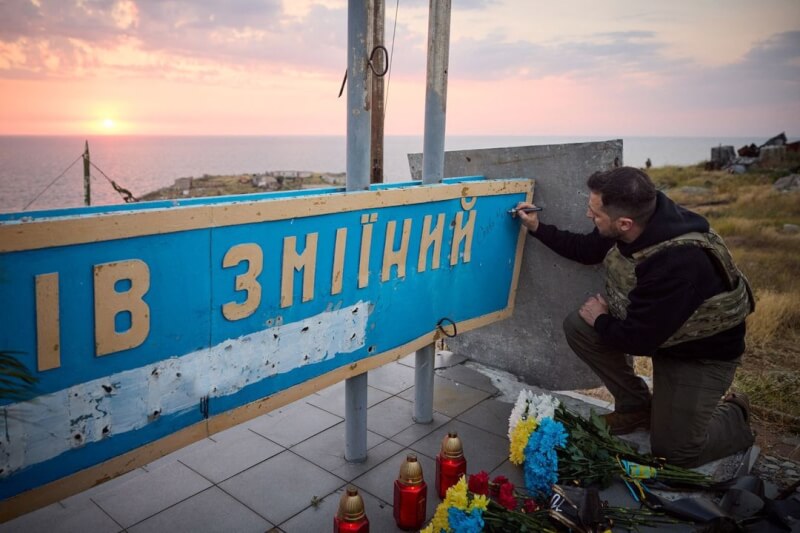 烏克蘭總統澤倫斯基造訪蛇島，並在島上看板題詞「榮耀屬於烏克蘭」。（Ukrainian Presidential Press Service/Handout via 路透社）
