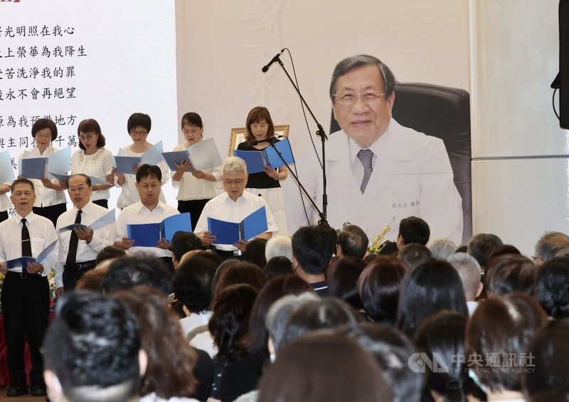 前台大醫院院長戴東原辭世,享壽84歲。台大醫院9日上午舉辦戴東原追思會,感謝他對台灣醫療的奉獻。中央社記者張皓安攝 112年7月9日