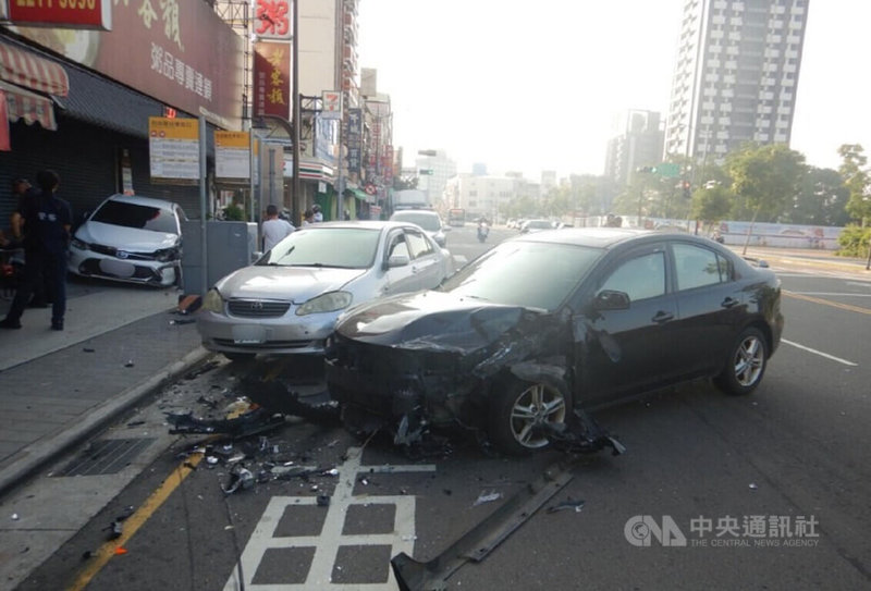 楊姓男子9日清晨酒後開車，行經台中市東區自由路3段時突然跨越雙黃線，一名機車騎士機警閃過，但楊男車輛仍逆向碰撞路旁停放的3輛汽機車，所幸未釀人員傷亡。（翻攝照片）中央社記者蘇木春傳真  112年7月9日