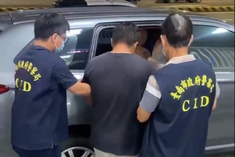 遭3項罪名通緝的賴姓男子（中）藏匿在台南，並疑似持有槍枝及毒品，警方8日鎖定賴男落腳處攻堅逮人，訊後移送檢方偵辦。（讀者提供）中央社記者楊思瑞台南傳真  112年7月9日
