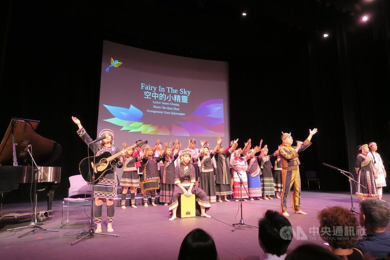 台灣原聲國際學院合唱團8日在紐約舉辦演唱會，開場曲與亞裔未來基金會共同創辦人鍾文忠（右3）合唱「空中的小精靈」，掀起高潮。中央社記者尹俊傑紐約攝  112年7月9日