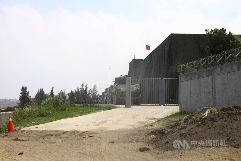 新北八里挖子尾營區為反登陸的重要據點，營區透過偽裝網將建築完整包覆。中央社記者游凱翔攝 112年7月9日