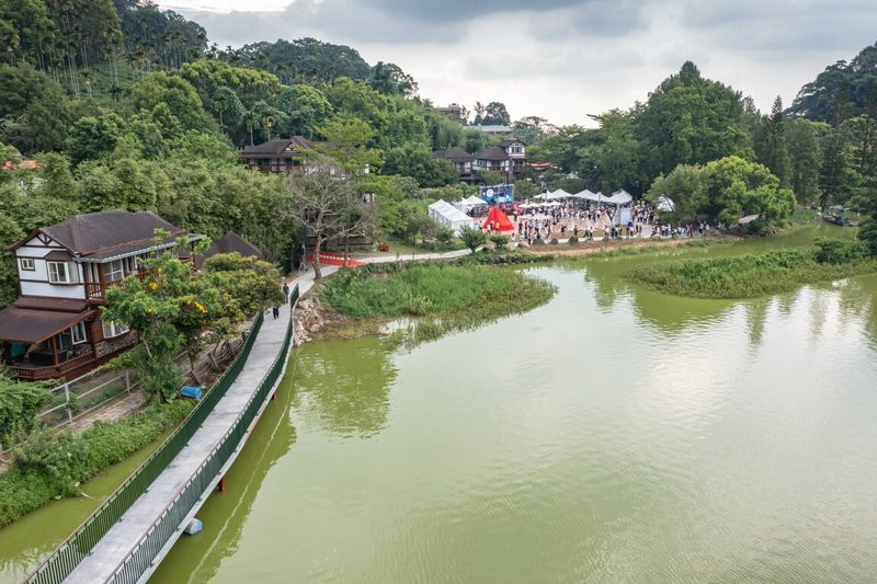 南投縣政府向中央爭取經費改善鹿谷鄉麒麟潭及小半天石馬公園周邊遊憩設施，設在麒麟潭的水上步道日前完工啟用。（南投縣政府提供）中央社記者吳哲豪傳真  112年7月9日