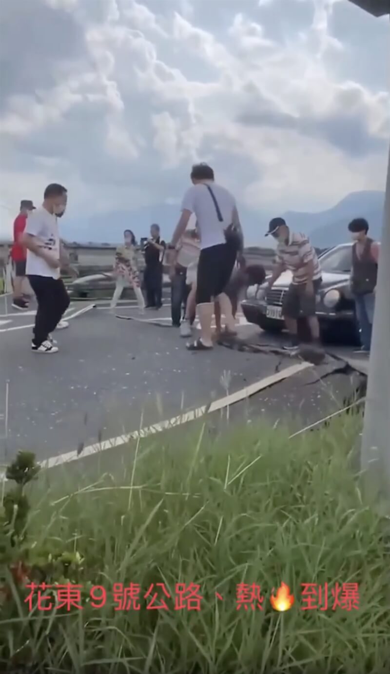 花蓮玉里近期曾出現攝氏39.1度高溫,網路流傳1段影片,指玉里大橋因高溫而受損,影片畫面顯示,玉里大橋南下路段橋面隆起斷裂,車輛無法通行,許多民眾下車查看,議論紛紛。(民眾提供)中央社記者李先鳳傳真 112年7月9日