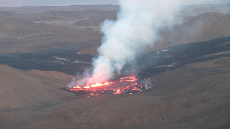 圖為去年8月冰島法格拉達爾山裂縫滲出岩漿。（Ernir Snaer via 路透社）