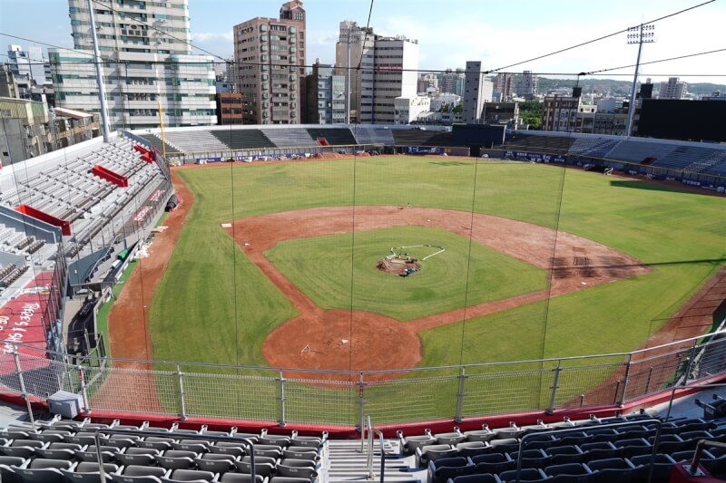 新竹市長高虹安9日表示，美國職棒大聯盟（MLB）場務專家Chad Olsen將於12日來台，對新竹棒球場進行相關評估。圖為去年10月新竹棒球場草皮改善情況。（新竹市政府提供）