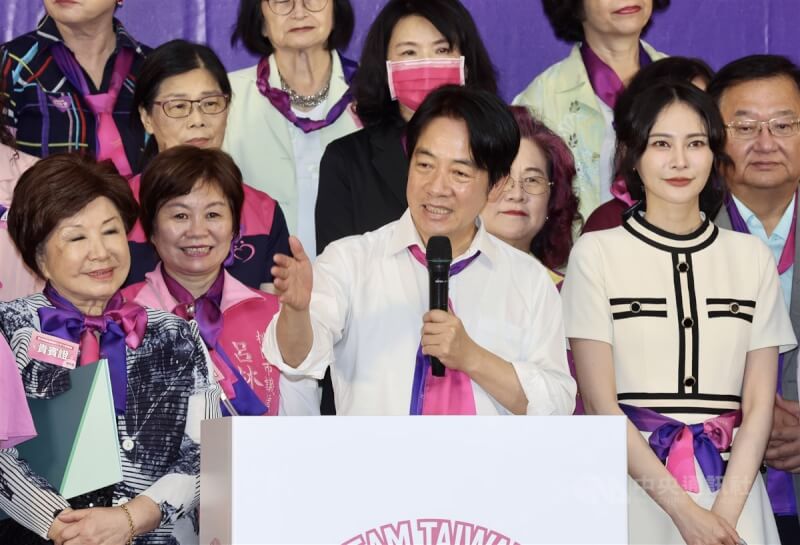 民進黨總統參選人賴清德（前中）9日在台北出席全國信賴台灣姊妹會成立大會。中央社記者張皓安攝　112年7月9日