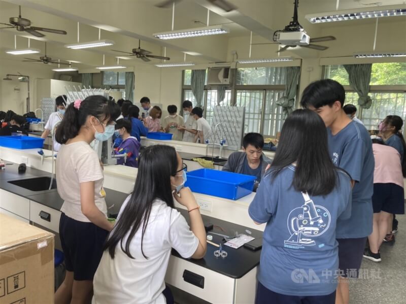 台北市多所高中的康樂性社團正在衰退,學術性社團則因新課綱關係招生順利許多。圖為明倫高中自然科學研究社。中央社記者陳昱婷攝 112年7月9日