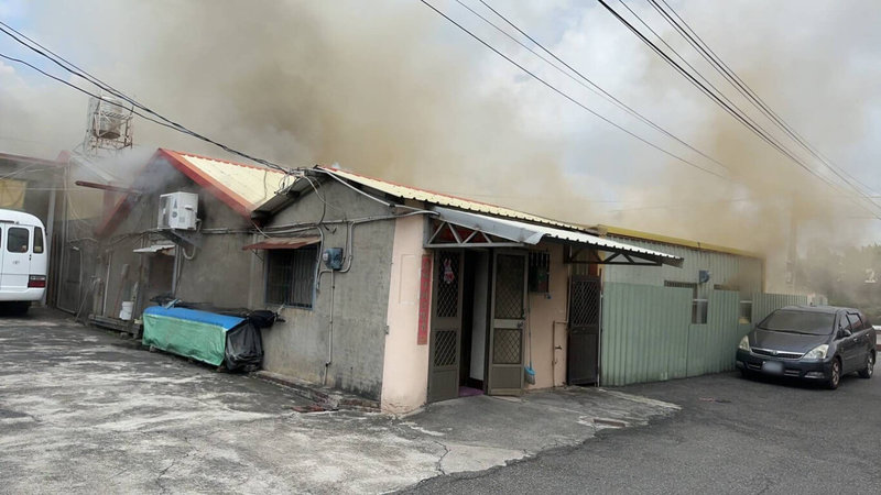 彰化縣大村鄉過溝巷一間鐵皮屋9日發生火警，消防人員到場撲滅火勢後，在屋內發現一名蔡姓男子疑似因逃生不及，葬身火窟；火災肇因仍有待調查釐清。（彰化縣消防局提供）中央社記者吳哲豪傳真 112年7月9日