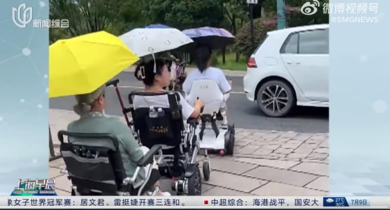 中國廣州市7月1日頒布新規嚴管電動自行車，引發強烈反彈，許多廣州年輕人因此改乘電動輪椅上街。（圖取自SMGNEWS微博weibo.com）