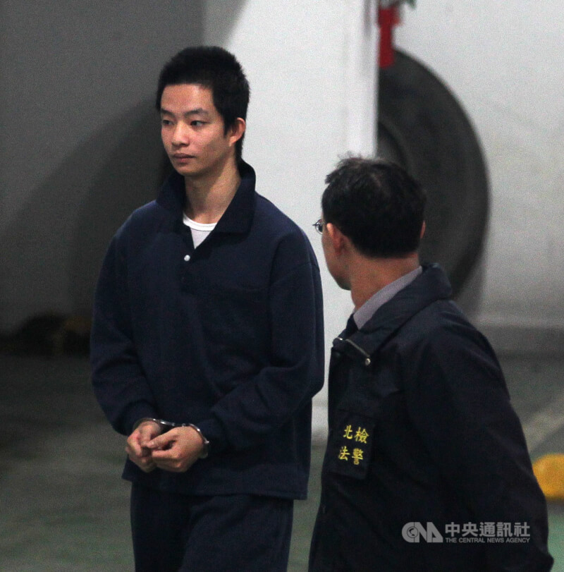 夜店殺警案被告易寶宏（左）被判9年入獄，獲調外役監服刑引發議論。（中央社檔案照片）