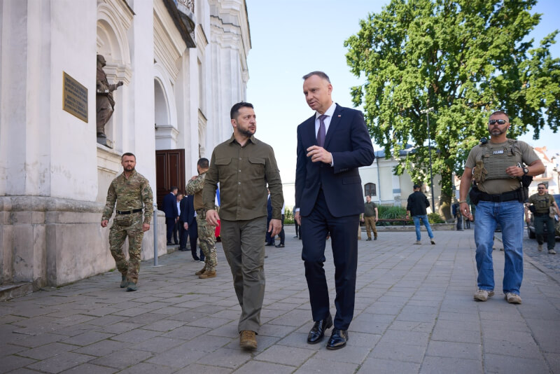 波蘭總統杜達（前右）9日訪問烏克蘭，會見烏克蘭總統澤倫斯基（前左）。（圖取自facebook.com/zelenskiy.official）