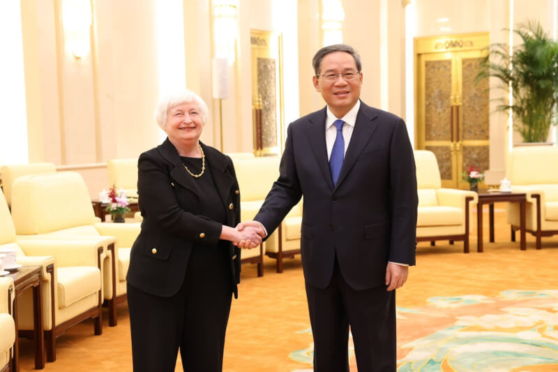 美國財政部長葉倫（左）7日在北京與中國國務院總理李強（右）會面。（圖取自twitter.com/SecYellen）