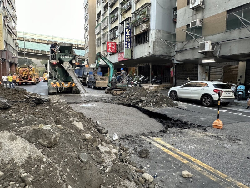 台北市大同區南京西路一帶出現天坑且持續擴大，台北市政府相關單位9日凌晨緊急派員到場處理並設置臨時救災中心，在道路淘空處灌水泥、穩定地基，先儘速恢復當地交通通行。（陳怡君提供）中央社記者黃麗芸傳真 112年7月9日