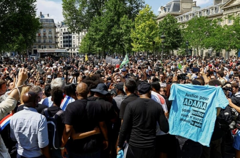 非裔青少年奈爾在巴黎郊區被員警射殺引發法國各地動亂，8日仍見數百名抗議者不顧禁令走上巴黎市中心街頭抗議。（路透社）