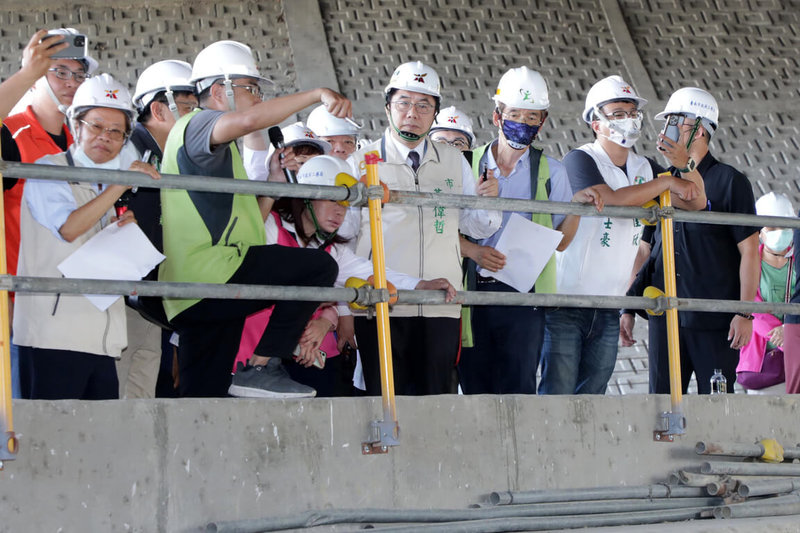 台南市長黃偉哲（前排右4）10日視察三爺溪萬代橋改建工程，要求將施工期間對交通影響降至最低。（台南市政府提供）中央社記者楊思瑞台南傳真  112年7月10日